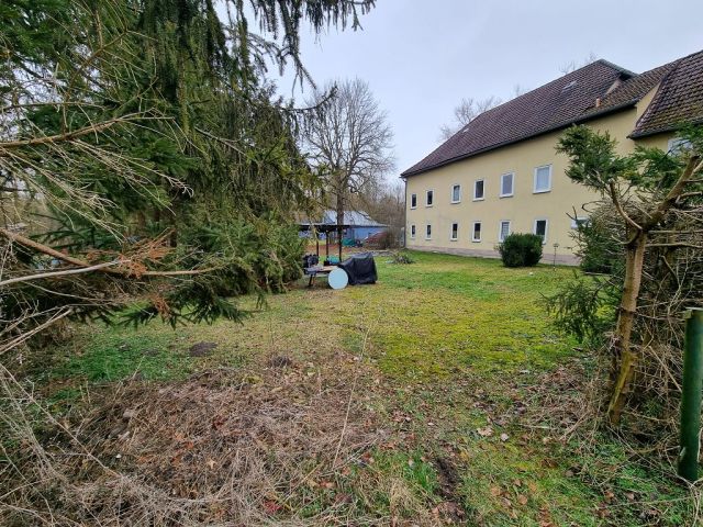 Blick auf Verkaufsfläche genutzten südöstlichen Teilbereich und davorliegende Bebauung - Große Freifläche hinter Wohngrundstücken ca. 30 km von Erfurt entfernt - teilweise genutzt