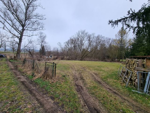 Blick auf Verkaufsfläche und Umgebung - Große Freifläche hinter Wohngrundstücken ca. 30 km von Erfurt entfernt - teilweise genutzt