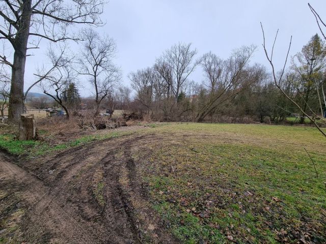 Blick auf Verkaufsfläche und Umgebung - Große Freifläche hinter Wohngrundstücken ca. 30 km von Erfurt entfernt - teilweise genutzt