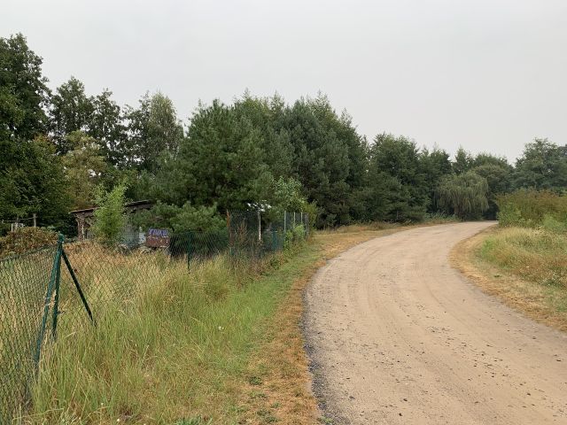 Zuwegung zur Verkaufsfläche und benachbarte Tauchschule - Vertragsfreie Waldfläche nahe dem Baggersee & dem Schloss Gusow