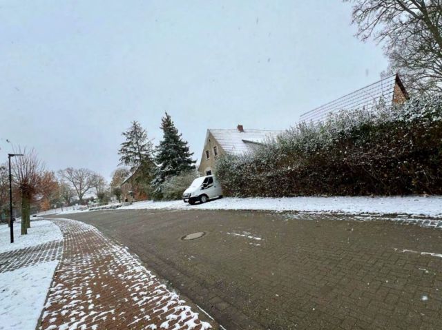 Blick in die Straße - Leerstehendes Einfamilienhaus auf großem Grundstück **ca. 30 km östlich von Magdeburg**