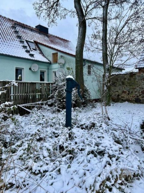 Pumpe auf dem Grundstück - Leerstehendes Einfamilienhaus auf großem Grundstück **ca. 30 km östlich von Magdeburg**