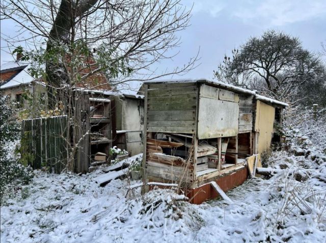 Materiallager auf dem Grundstück - Leerstehendes Einfamilienhaus auf großem Grundstück **ca. 30 km östlich von Magdeburg**
