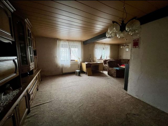 Wohnzimmer - Leerstehendes Einfamilienhaus auf großem Grundstück **ca. 30 km östlich von Magdeburg**