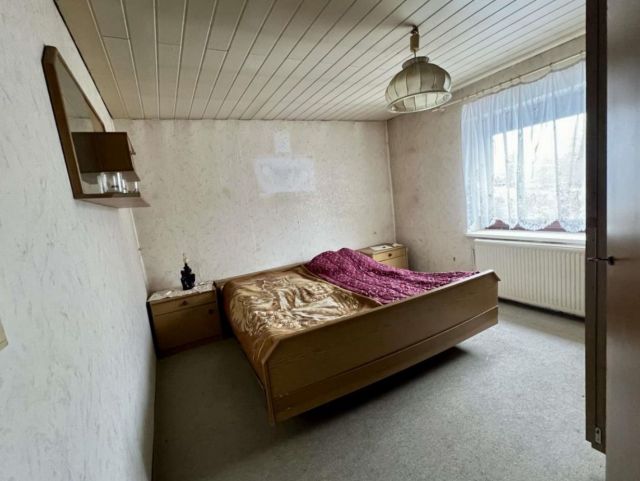 Schlafzimmer - Leerstehendes Einfamilienhaus auf großem Grundstück **ca. 30 km östlich von Magdeburg**