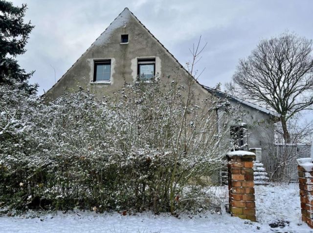 Frontale Giebelseite - Leerstehendes Einfamilienhaus auf großem Grundstück **ca. 30 km östlich von Magdeburg**
