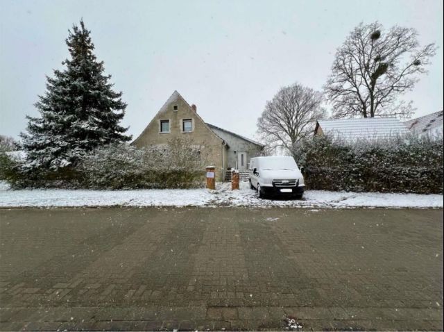 Straßenansicht - Leerstehendes Einfamilienhaus auf großem Grundstück **ca. 30 km östlich von Magdeburg**