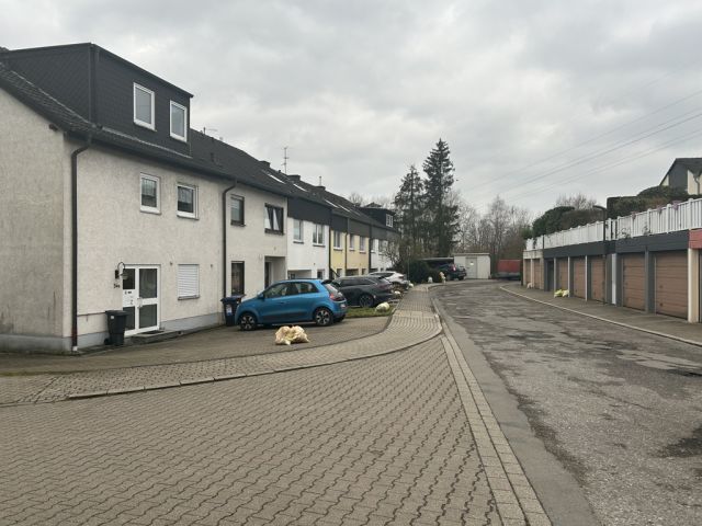 Verkaufsgegenstand - Zufahrt zu Wohnhäusern und Garagen und als Parkplatz genutzte Fläche **tlw. vertragslose Nutzung**