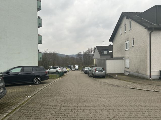 Verkaufsgegenstand - Zufahrt zu Wohnhäusern und Garagen und als Parkplatz genutzte Fläche **tlw. vertragslose Nutzung**