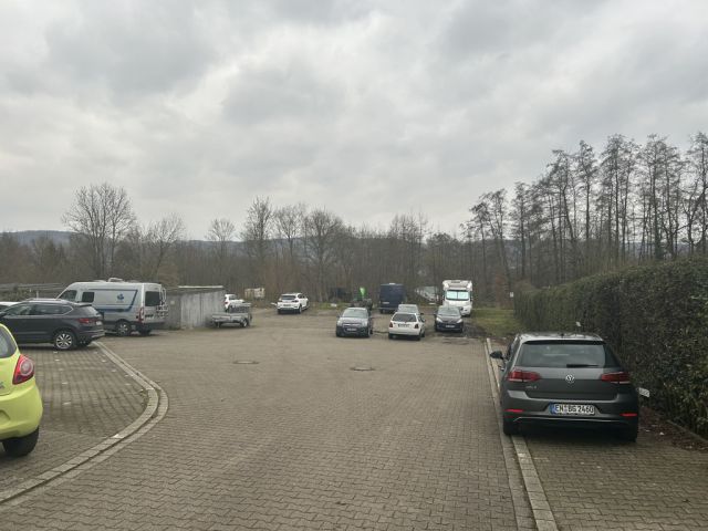 Verkaufsgegenstand - Zufahrt zu Wohnhäusern und Garagen und als Parkplatz genutzte Fläche **tlw. vertragslose Nutzung**