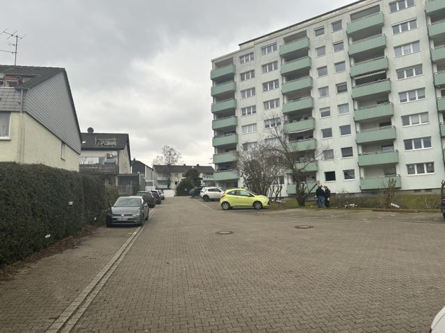 Verkaufsgegenstand - Zufahrt zu Wohnhäusern und Garagen und als Parkplatz genutzte Fläche **tlw. vertragslose Nutzung**