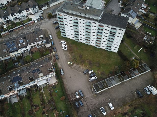Blick auf den Verkaufsgegenstand - Zufahrt zu Wohnhäusern und Garagen und als Parkplatz genutzte Fläche **tlw. vertragslose Nutzung**