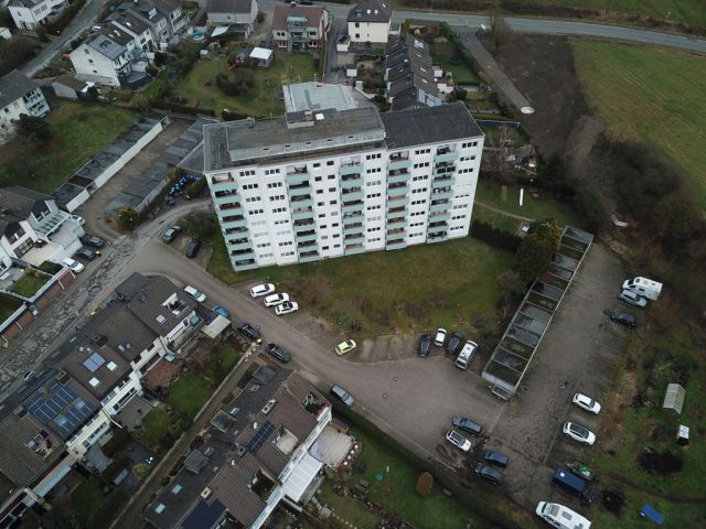 Lage des Verkaufsgegenstandes - Zufahrt zu Wohnhäusern und Garagen und als Parkplatz genutzte Fläche **tlw. vertragslose Nutzung**