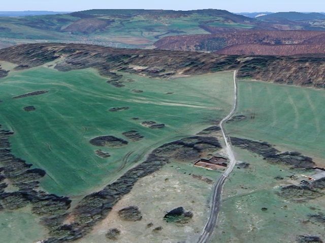 Blick Richtung Verkaufsfläche und auf die Umgebung - Verpachtete Landwirtschaftsfläche nahe der Wanderhütte Rhön-Brise