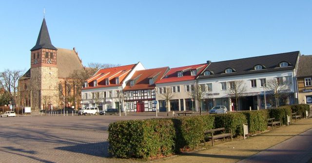 Blick auf Strasburg in ca. 9 km Entfernung - Unbebautes Grundstück zwischen Wohnhäusern in der Uckermark