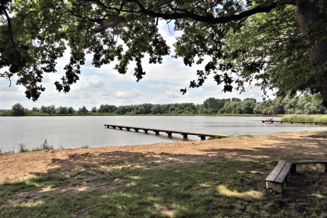 Blick auf den Stadtsee in Strasburg in ca. 9 km Entfernung - Unbebautes Grundstück zwischen Wohnhäusern in der Uckermark