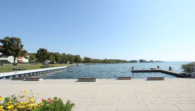Blick auf die Kreisstadt Prenzlau am Unteruckersee in ca. 25 km - Unbebautes Grundstück zwischen Wohnhäusern in der Uckermark