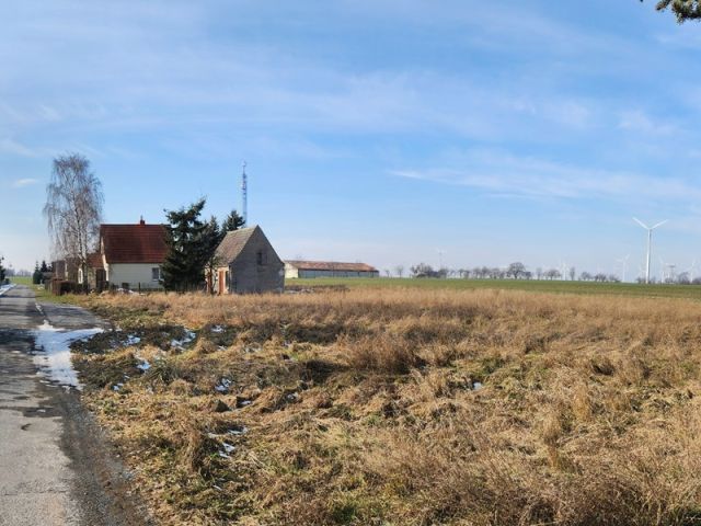 Blick auf Verkaufsfläche und Umgebung - Unbebautes Grundstück zwischen Wohnhäusern in der Uckermark