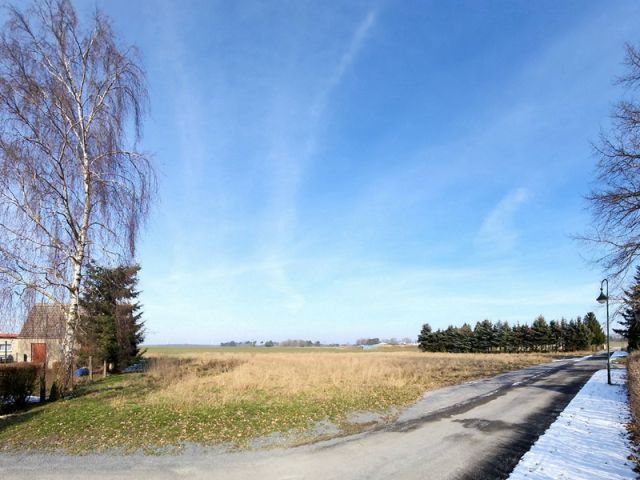 Blick auf Verkaufsfläche und Umgebung - Unbebautes Grundstück zwischen Wohnhäusern in der Uckermark