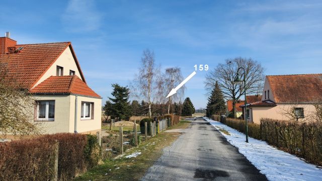 Straßenansicht und Nachbarbebauung - Unbebautes Grundstück zwischen Wohnhäusern in der Uckermark