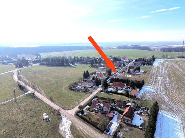 Blick auf Verkaufsfläche und Umgebung - Unbebautes Grundstück zwischen Wohnhäusern in der Uckermark