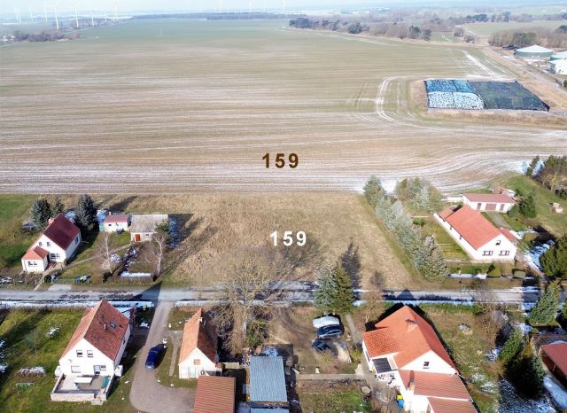 Blick auf Verkaufsfläche und Umgebung - Unbebautes Grundstück zwischen Wohnhäusern in der Uckermark
