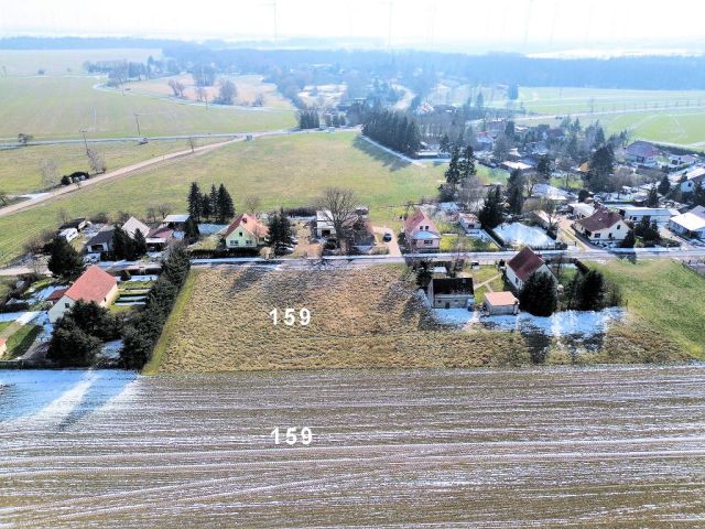Blick auf Verkaufsfläche und Umgebung - Unbebautes Grundstück zwischen Wohnhäusern in der Uckermark