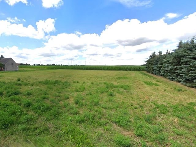 Blick auf Verkaufsfläche und Umgebung - Unbebautes Grundstück zwischen Wohnhäusern in der Uckermark