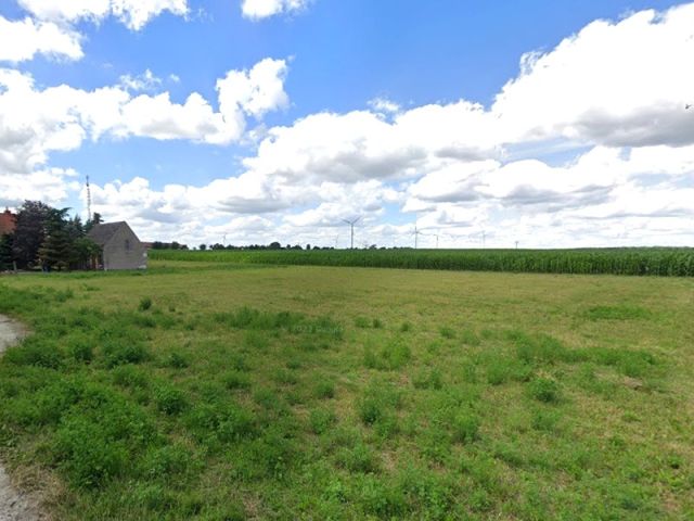 Blick auf Verkaufsfläche und Umgebung - Unbebautes Grundstück zwischen Wohnhäusern in der Uckermark