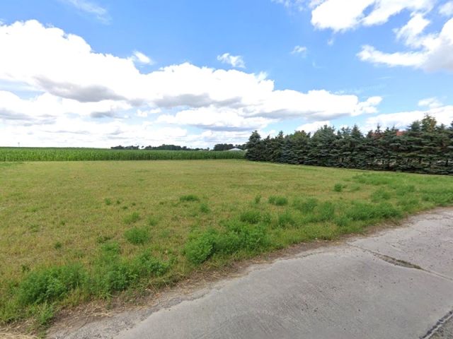 Blick auf Verkaufsfläche und Umgebung - Unbebautes Grundstück zwischen Wohnhäusern in der Uckermark
