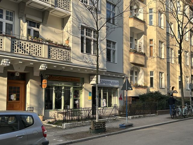 Blick auf den Verkaufsgegenstand und Nachbarbebauung - Vermietete Gewerbeeinheit (Textilreinigung) in der Nähe des Bundesplatzes **zentrale Lage nahe der City-West**