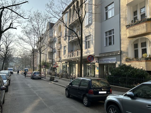 Blick in die Straße - Gewerbeeinheit rechts - Vermietete Gewerbeeinheit (Textilreinigung) in der Nähe des Bundesplatzes **zentrale Lage nahe der City-West**