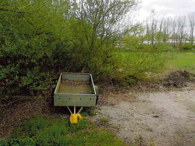 Blick auf Flurstück 128 mit dem vertragslos genutzten Anteil als Parkplatzfläche - Zwei Landwirtschaftsflächen im nördlichen Berliner Speckgürtel