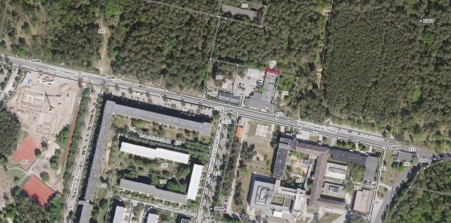 Umgebungsskizze - Kleine mit Wildwuchs bewachsene Freifläche hinter einem bebauten Grundstück in Ludwigsfelde