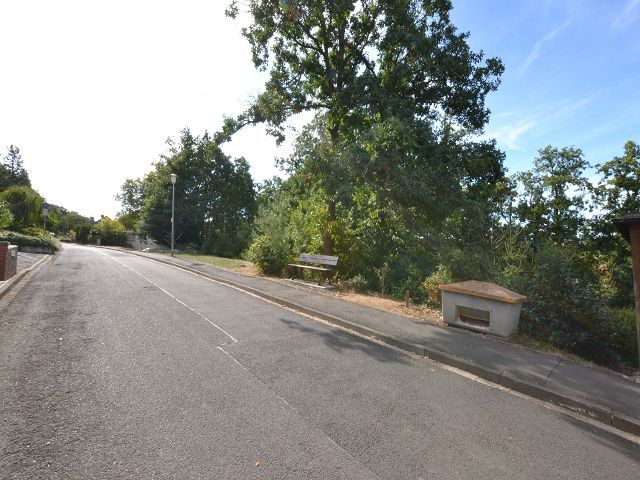 Ansicht Waldstraße - Aufnahme aus 2018 - Baugrundstück in starker Hanglage ca. 35 km von der Kasseler Innenstadt und ca. 28 km vom VW-Werk entfernt