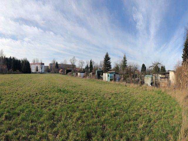 Blick auf Verkaufsfläche und Umgebung - Aufnahme aus 2020 - Verpachtete Kleingartenfläche in Neuhardenberg zwischen Wohnbebauung und Schlosspark