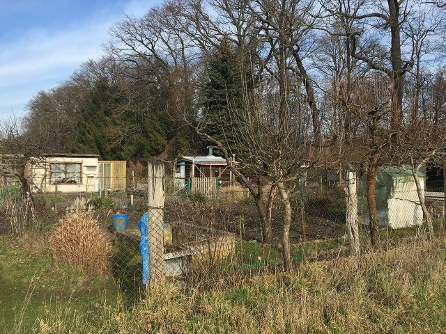 Blick auf Verkaufsobjekt mit Fremdaufbauten - Aufnahme aus 2020 - Verpachtete Kleingartenfläche in Neuhardenberg zwischen Wohnbebauung und Schlosspark