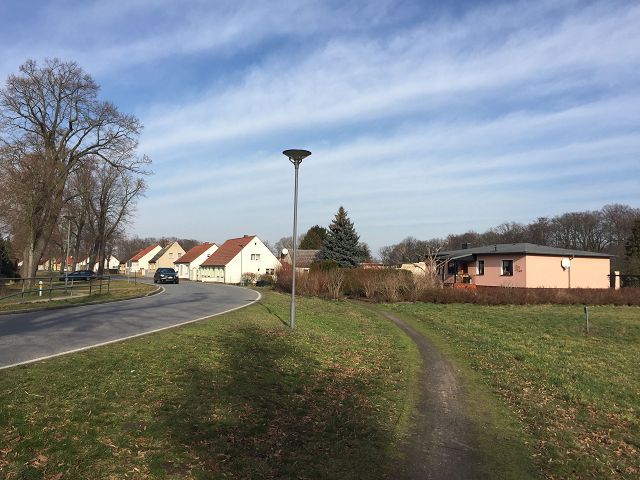 Blick auf Umgebung - Aufnahme aus 2020 - Verpachtete Kleingartenfläche in Neuhardenberg zwischen Wohnbebauung und Schlosspark