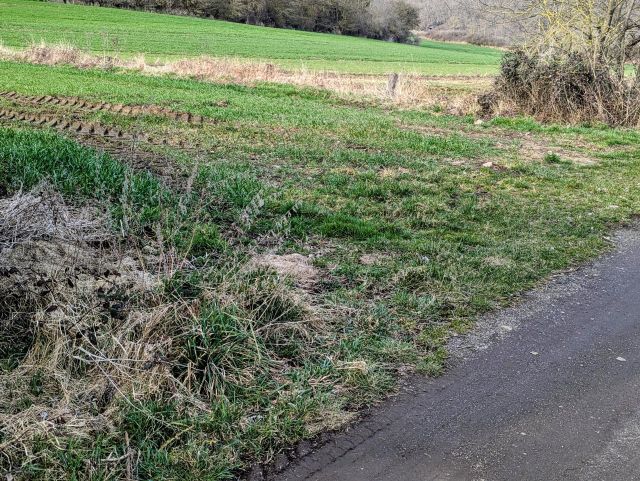 Blick auf Flurstück 746/95 und Umgebung - 2 vertragslos als Zuwegung/ Zufahrt/ Betriebsfläche genutzte Flächen am Rande eines größeren Gewerbegebietes in der Vulkaneifel