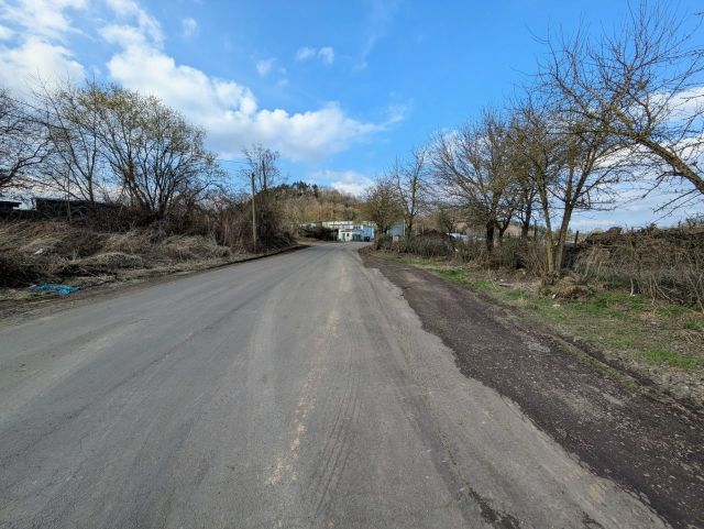 Blick auf Flurstück 893/85 und Umgebung - 2 vertragslos als Zuwegung/ Zufahrt/ Betriebsfläche genutzte Flächen am Rande eines größeren Gewerbegebietes in der Vulkaneifel