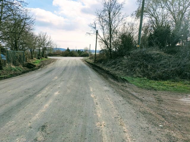 Blick auf Flurstück 893/85 und Umgebung - 2 vertragslos als Zuwegung/ Zufahrt/ Betriebsfläche genutzte Flächen am Rande eines größeren Gewerbegebietes in der Vulkaneifel