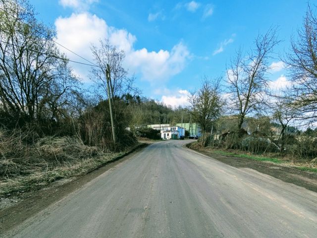 Blick auf Flurstück 893/85 und Umgebung - 2 vertragslos als Zuwegung/ Zufahrt/ Betriebsfläche genutzte Flächen am Rande eines größeren Gewerbegebietes in der Vulkaneifel