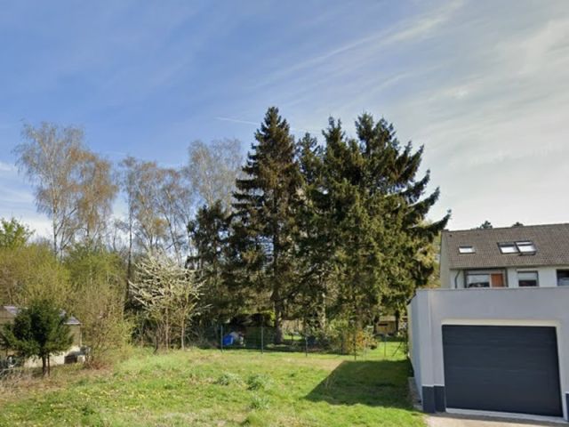 Blick Richtung Verkaufsfläche und auf die Umgebung - Unbebaute Fläche hinter einem Mehrfamilienhaus in Bochum