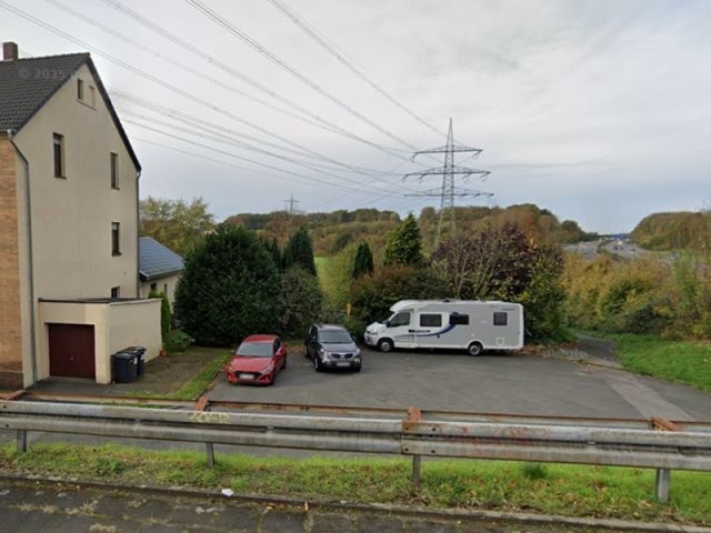 Blick auf Verkaufsfläche und Umgebung - Mit Wildwuchs und Gehölzen bewachsene Fläche neben einem Wohngrundstück in Bochum
