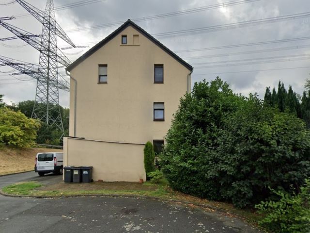 Blick auf südlichen Bereich der Verkaufsfläche und die Umgebung - Mit Wildwuchs und Gehölzen bewachsene Fläche neben einem Wohngrundstück in Bochum