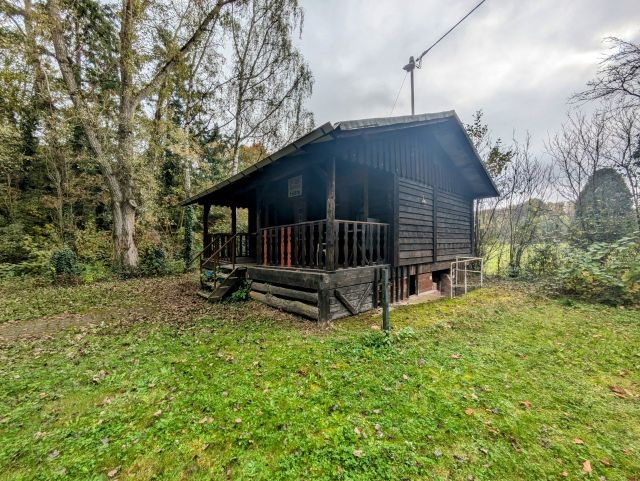 Blick auf angrenzende Bebauung - Gepflegte Grünfläche hinter Wohnbebauung direkt am ´Mühlenbach´ ca. 10 km nördlich von Koblenz