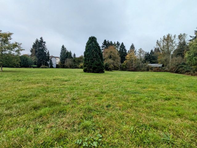 Blick auf Verkaufsfläche und Umgebung - Gepflegte Grünfläche hinter Wohnbebauung direkt am ´Mühlenbach´ ca. 10 km nördlich von Koblenz