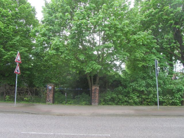 Zufahrt - Grundstück mit ehemaliger Wohnbaracke **zentrumsnahe Lage am Bahnhof Güsten**