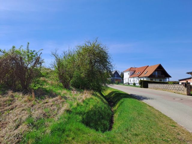 Blick auf Verkaufsfläche und Umgebung - Unbebautes Grundstück in Ortslage von Warmsdorf