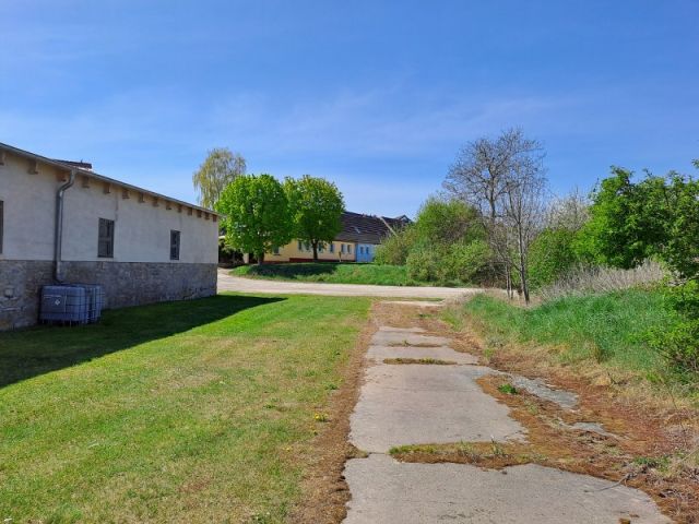 Blick auf Verkaufsfläche rechte Seite und Umgebung - Unbebautes Grundstück in Ortslage von Warmsdorf